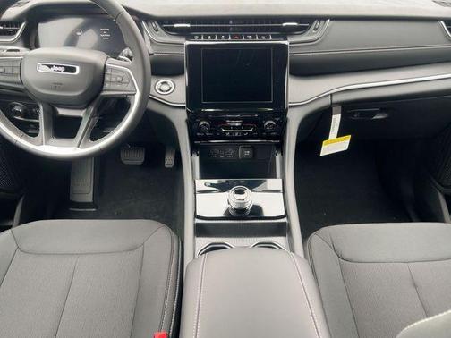 Silver Zynith 2025 Jeep Grand Cherokee Laredo X