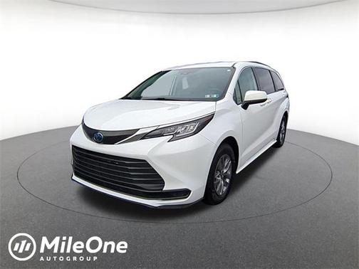 2022 Toyota Sienna LE