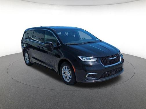 Diamond Black 2025 Chrysler Pacifica Select