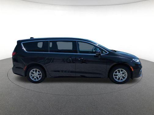 Diamond Black 2025 Chrysler Pacifica Select