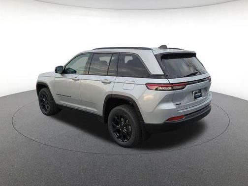 Silver Zynith 2026 Jeep Grand Cherokee Laredo