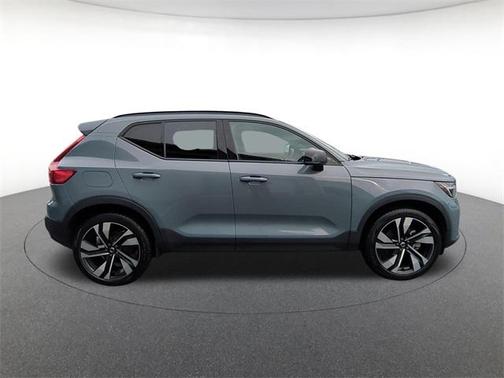 2023 Volvo XC40 B5 Plus Dark Theme