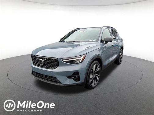 2023 Volvo XC40 B5 Plus Dark Theme