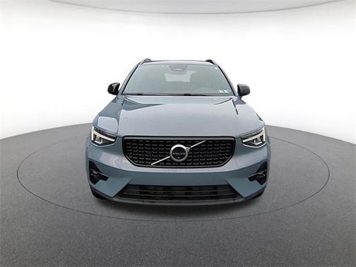 2023 Volvo XC40 B5 Plus Dark Theme
