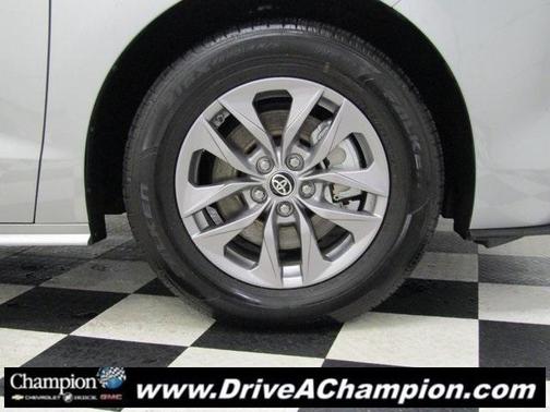 2025 Toyota Sienna LE