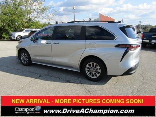2025 Toyota Sienna LE