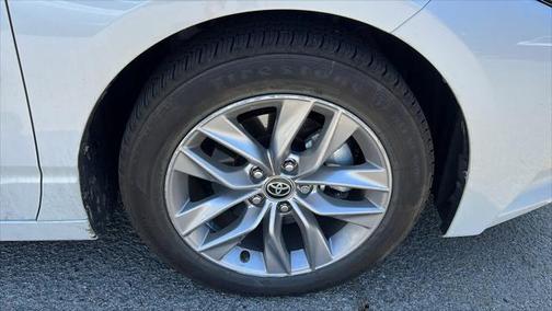 2022 Toyota Avalon Hybrid XLE