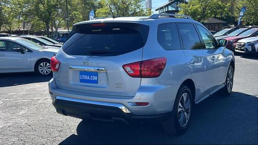 Brilliant Silver Metallic 2017 Nissan Pathfinder SV