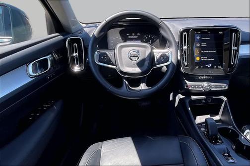 Denim Blue Metallic 2022 Volvo XC40 T5 Momentum