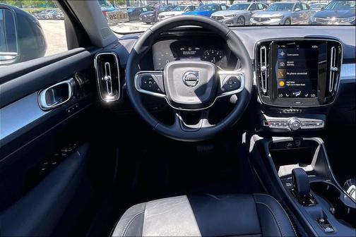 Denim Blue Metallic 2022 Volvo XC40 T5 Momentum