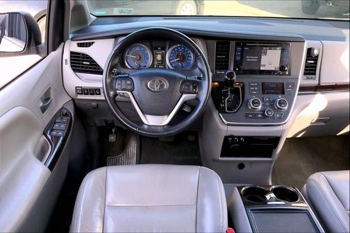 2017 Toyota Sienna XLE