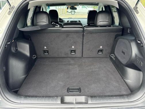 Pearl White Pearlcoat 2019 Jeep Cherokee Altitude