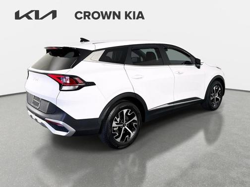 White 2023 Kia Sportage EX