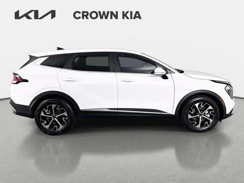 White 2023 Kia Sportage EX
