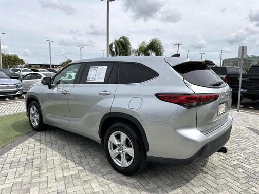 2022 Toyota Highlander Hybrid LE