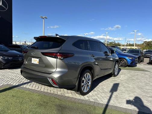2025 Toyota Highlander LE