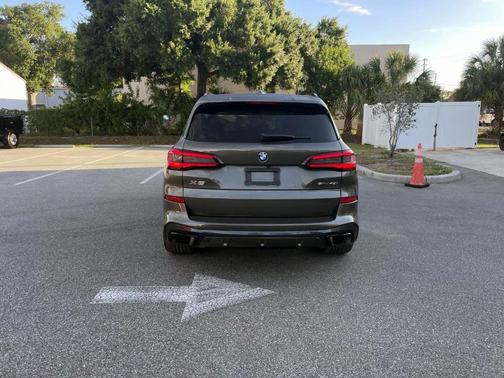 Manhattan Green Metallic 2023 BMW X5 sDrive40i