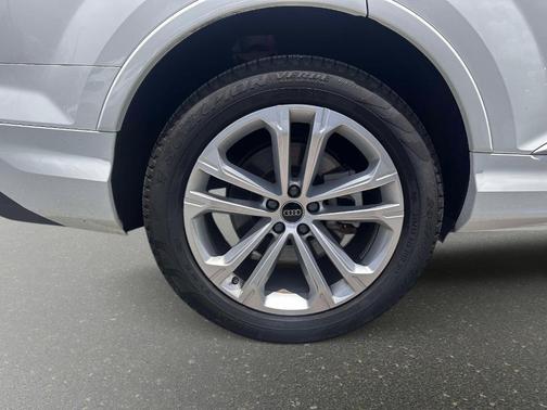Carrara White 2025 Audi Q7 55 Premium Plus