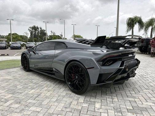 2023 Lamborghini Huracan STO Base