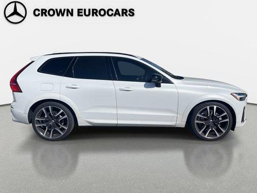 2024 Volvo XC60 B5 Ultimate Dark Theme
