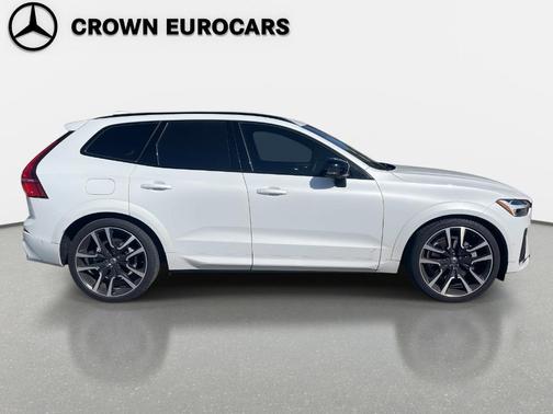 2024 Volvo XC60 B5 Ultimate Dark Theme