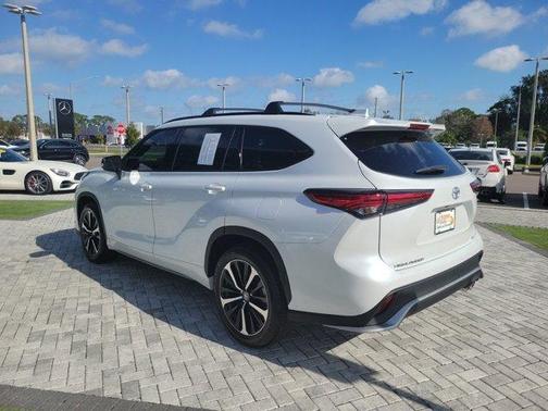 Photo 4 of 28 of 2022 Toyota Highlander XSE