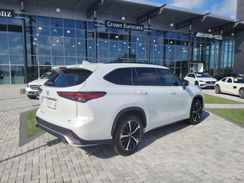 Photo 3 of 28 of 2022 Toyota Highlander XSE