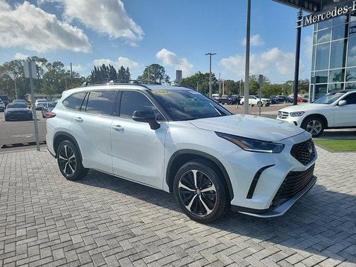 Photo 2 of 28 of 2022 Toyota Highlander XSE