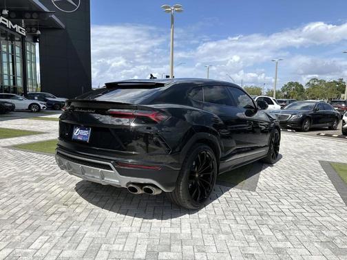 2022 Lamborghini Urus Base