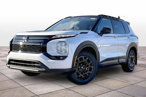White Diamond / Black 2026 Mitsubishi Outlander Trail Edition