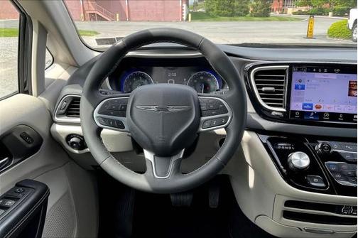 2023 Chrysler Pacifica Touring-L
