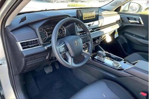 2025 Mitsubishi Outlander ES