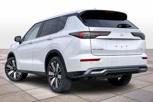 White Diamond 2026 Mitsubishi Outlander SE