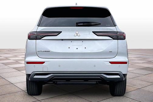 White Diamond 2026 Mitsubishi Outlander SE