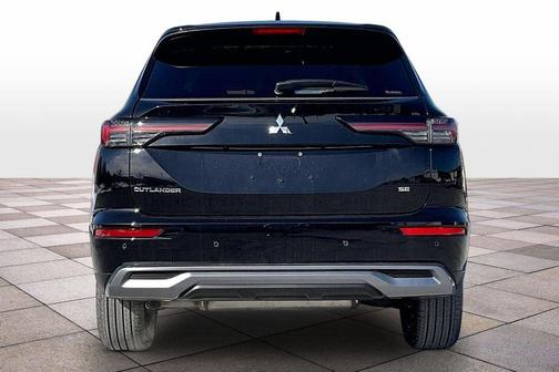 Labrador Black Pearl 2026 Mitsubishi Outlander SE