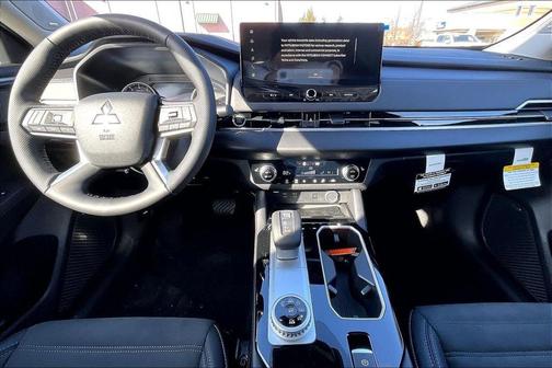 Labrador Black Pearl 2026 Mitsubishi Outlander SE