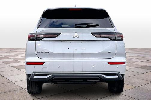 White Diamond 2026 Mitsubishi Outlander SE