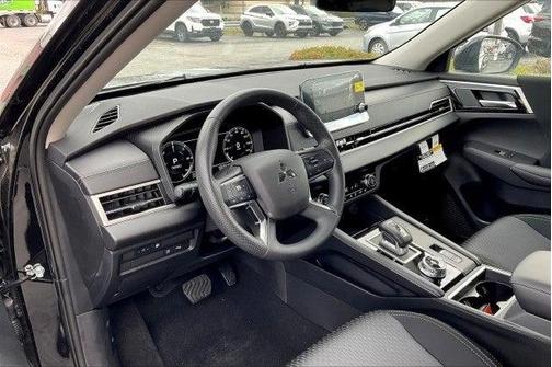 2025 Mitsubishi Outlander ES