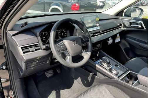 2025 Mitsubishi Outlander ES