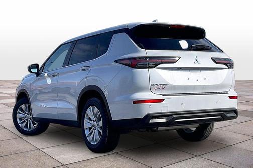 White Diamond 2026 Mitsubishi Outlander ES