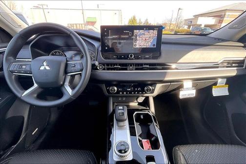 White Diamond 2026 Mitsubishi Outlander ES