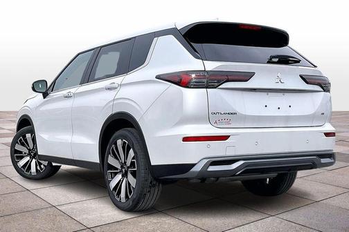 White Diamond 2026 Mitsubishi Outlander SE