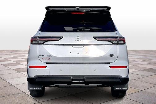White Diamond / Black 2026 Mitsubishi Outlander Trail Edition