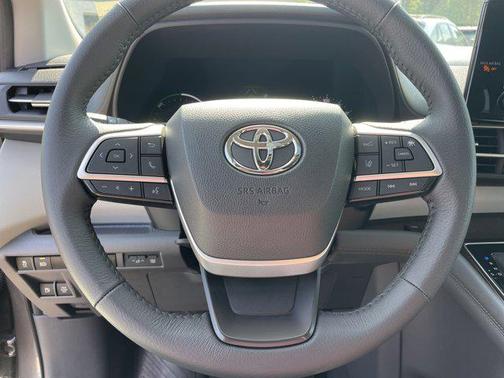 2024 Toyota Sienna XLE 8 Passenger