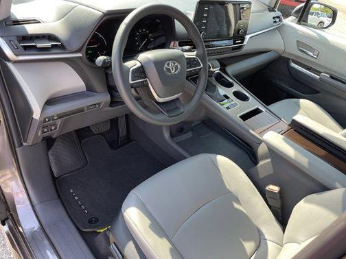 2024 Toyota Sienna XLE 8 Passenger