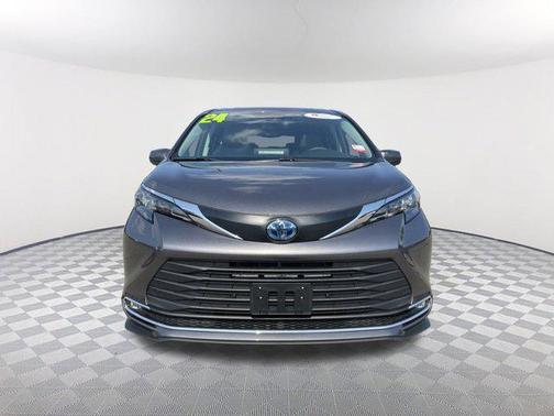 2024 Toyota Sienna XLE 8 Passenger