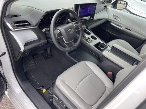 2025 Toyota Sienna XLE 8 Passenger
