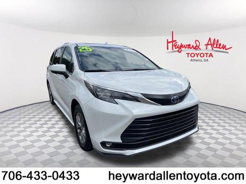 2025 Toyota Sienna XLE 8 Passenger
