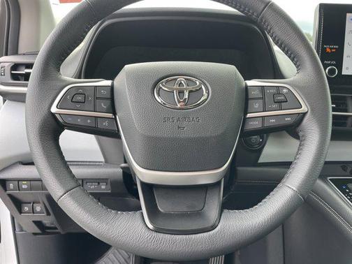 2025 Toyota Sienna XLE 8 Passenger