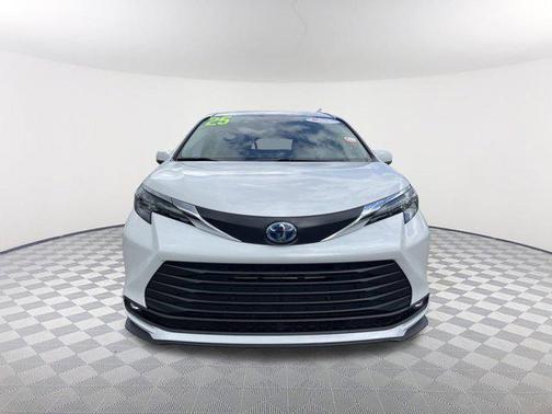 2025 Toyota Sienna XLE 8 Passenger